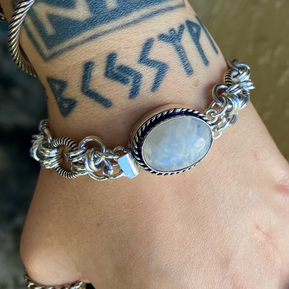 Maille moonstone bracelet . Handmade maille chain & genuine moonstone gem clasp - Picture 13 of 16